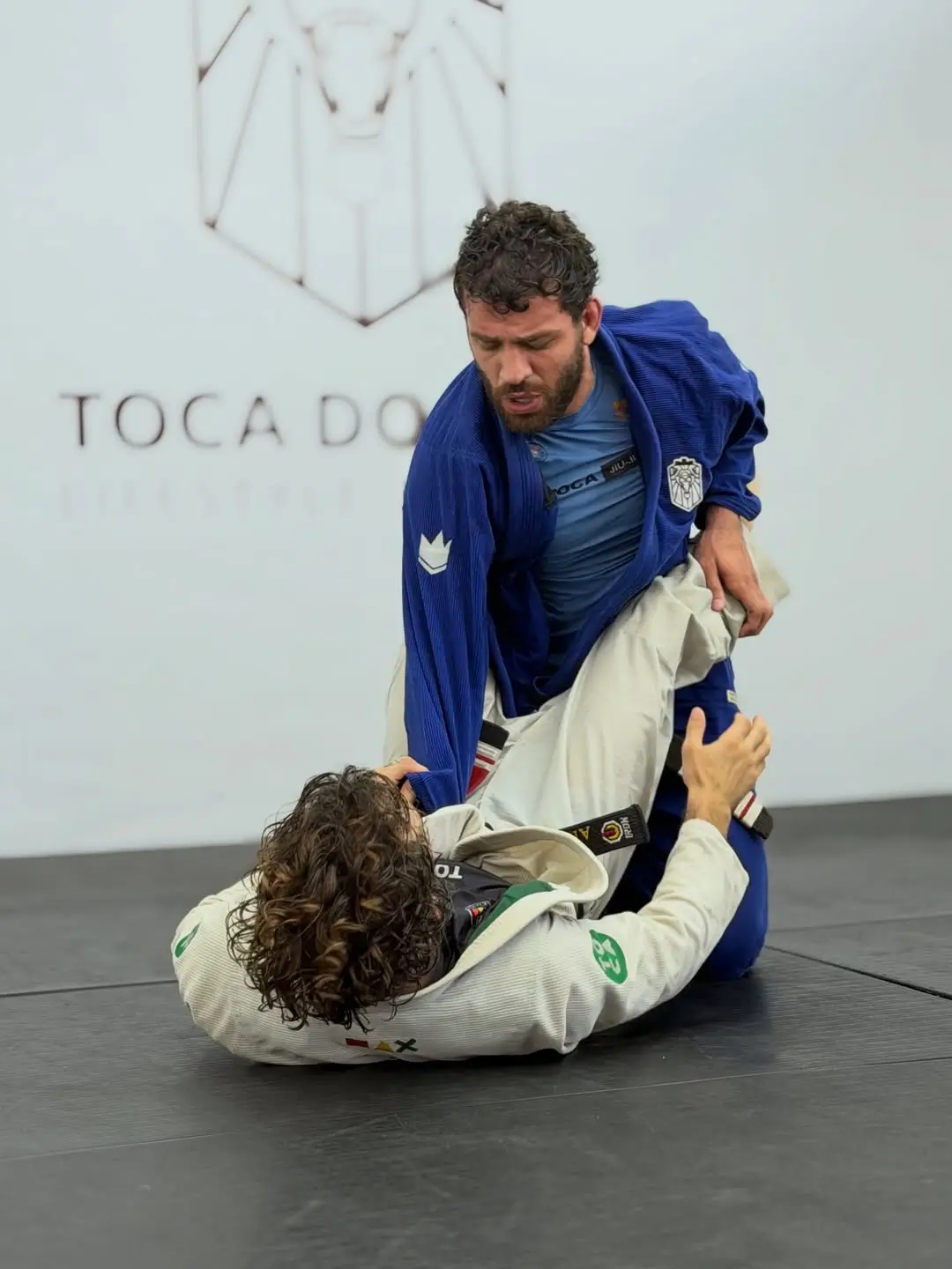 Treino de Jiu-Jitsu com kimono na Toca do Leão
